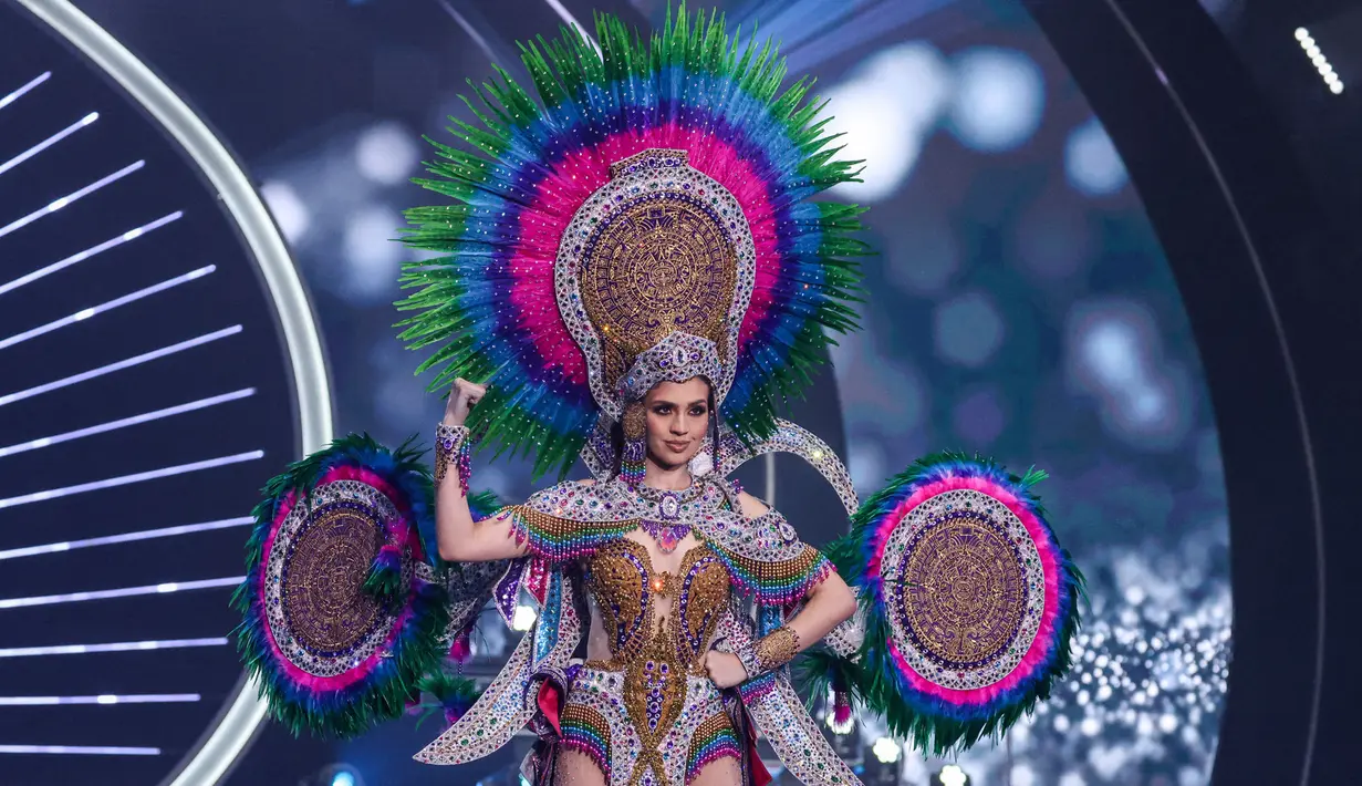 Miss Mexico Debora Hallal tampil pada presentasi kostum nasional kontes kecantikan Miss Universe ke-70 di Eilat, Israel, 10 Desember 2021. Para kontestan dari berbagai negara dengan apik mengeksekusi kostum nasionalnya dan berlomba-lomba menjadi yang terbaik. (Menahem KAHANA/AFP)