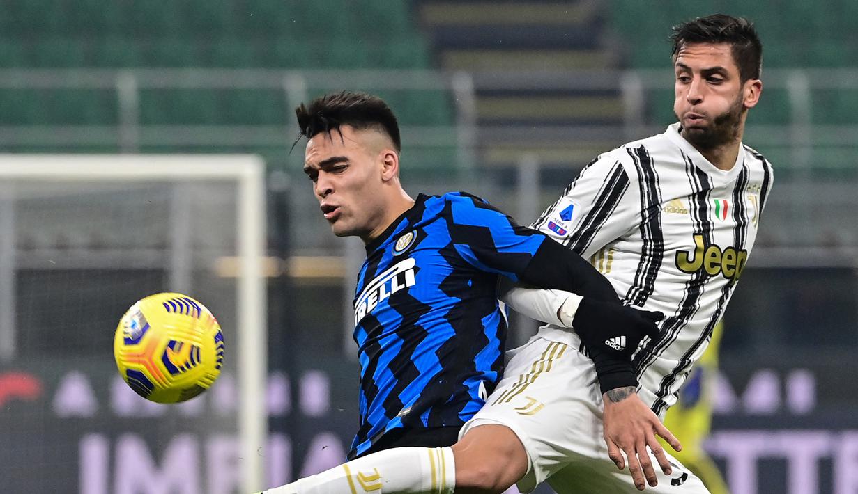 Striker Inter Milan, Lautaro Martinez (kiri) berebut bola dengan gelandang Juventus, Rodrigo Bentancur dalam laga lanjutan Liga Italia Serie A 2020/21 pekan ke-18 di San Siro Stadium, Minggu (17/1/2021). Inter Milan menang 2-0 atas Juventus. (AFP/Miguel Medina)