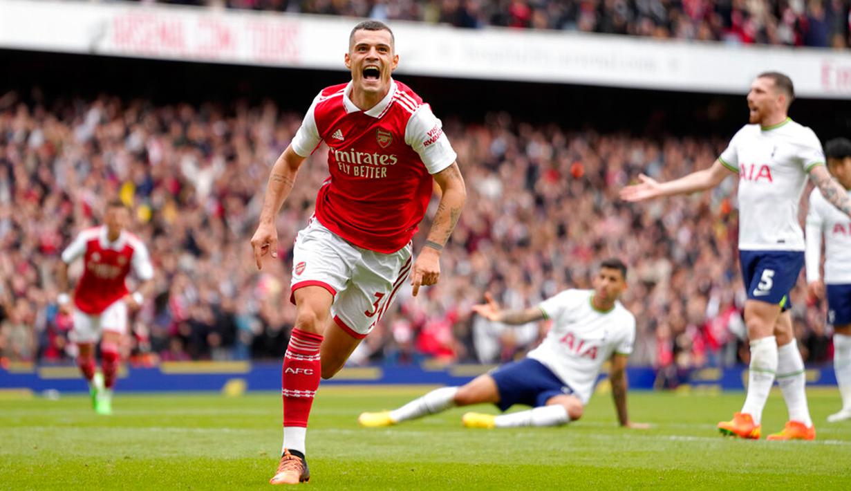 <p>Pemain Arsenal Granit Xhaka melakukan selebrasi usai mencetak gol ke gawang Tottenham Hotspur pada pertandingan sepak bola Liga Premier Inggris di Emirates Stadium, London, Inggris, 1 Oktober 2022. Arsenal menang 3-1. (AP Photo/Kirsty Wigglesworth)</p>
