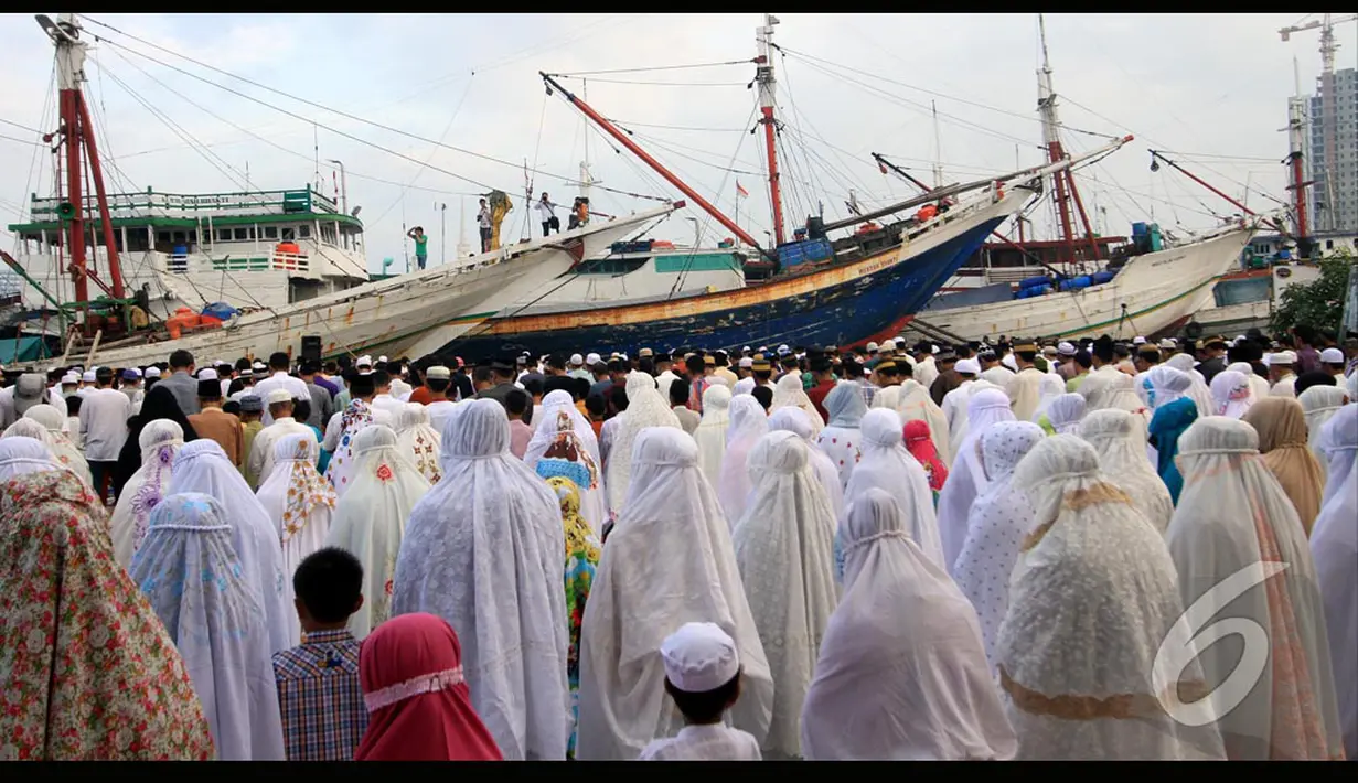 Kapal-kapal laut menjadi pemandangan yang unik saat umat muslim melaksanakan salat id di Pelabuhan Sunda Kelapa, Jakarta, Senin (28/7/2014) (Liputan6.com/Miftahul Hayat)