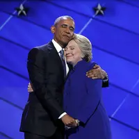 Dari sebuah foto pelukan Barack Obama dan Hillary Clinton selepas Konvensi Nasional Partai Demokrat, muncul meme-meme kocak di dunia maya. (Via: boredpanda.com)