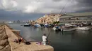 Nelayan memancing di Pelabuhan Jaffa, Israel, 21 Juli 2018. Pelabuhan Jaffa adalah tempat kuno dibagian selatan Tel Aviv, Israel yang menghadap ke Laut Mediterania. (AP Photo/Oded Balilty)
