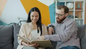 Saat Gaji Istri Lebih Besar, Tips Menjaga Ego dan Keharmonisan Finansial Pasutri
