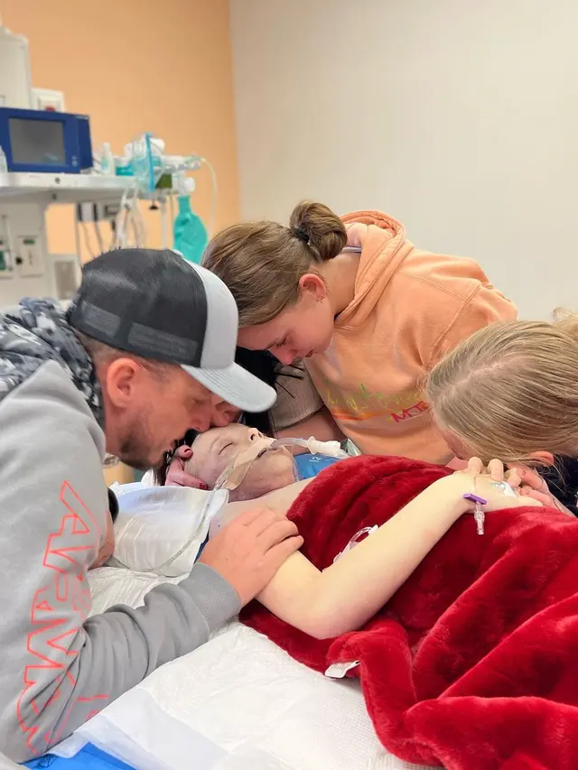 Drayke Andrew Hardman dengan ayah dan kakak-kakak perempuannya