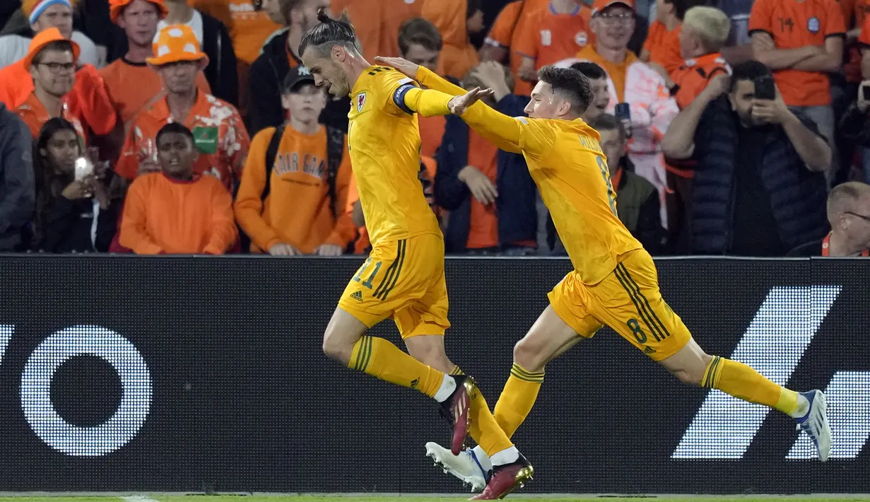Pemain Wales Harry Wilson (kanan) merayakan dengan Gareth Bale yang mencetak gol ke gawang Belanda pada pertandingan sepak bola UEFA Nations League di Stadion De Kuip, Rotterdam, Belanda, 14 Juni , 2022. Belanda menang dengan skor 3-2. (AP Photo/Peter Dejong)