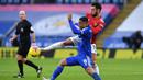 Pemain Leicester City, Wesley Fofana, berebut bola dengan pemain Manchester United, Youri Tielemans, pada laga Liga Inggris di Stadion King Power, Sabtu (26/12/2020). Kedua tim bermain imbang 2-2. (AFP/Pool/Glyn Kirk)
