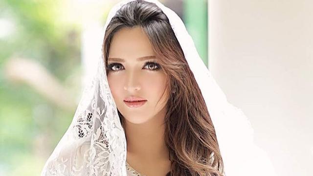 6 Potret Nia Ramadhani Saat Pakai Hijab Cantik Bikin Pangling Hot Liputan6 Com