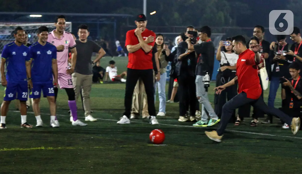 Schmeichel terkesan dengan aksi para pemain Selebriti FC. Bahkan Schmeichel secara tidak terduga ikut menendang penalti sekali. Sayangnya eksekusi penalti Schmeichel gagal membuahkan gol karena bisa ditepis kiper. (Liputan6.com/Herman Zakharia)