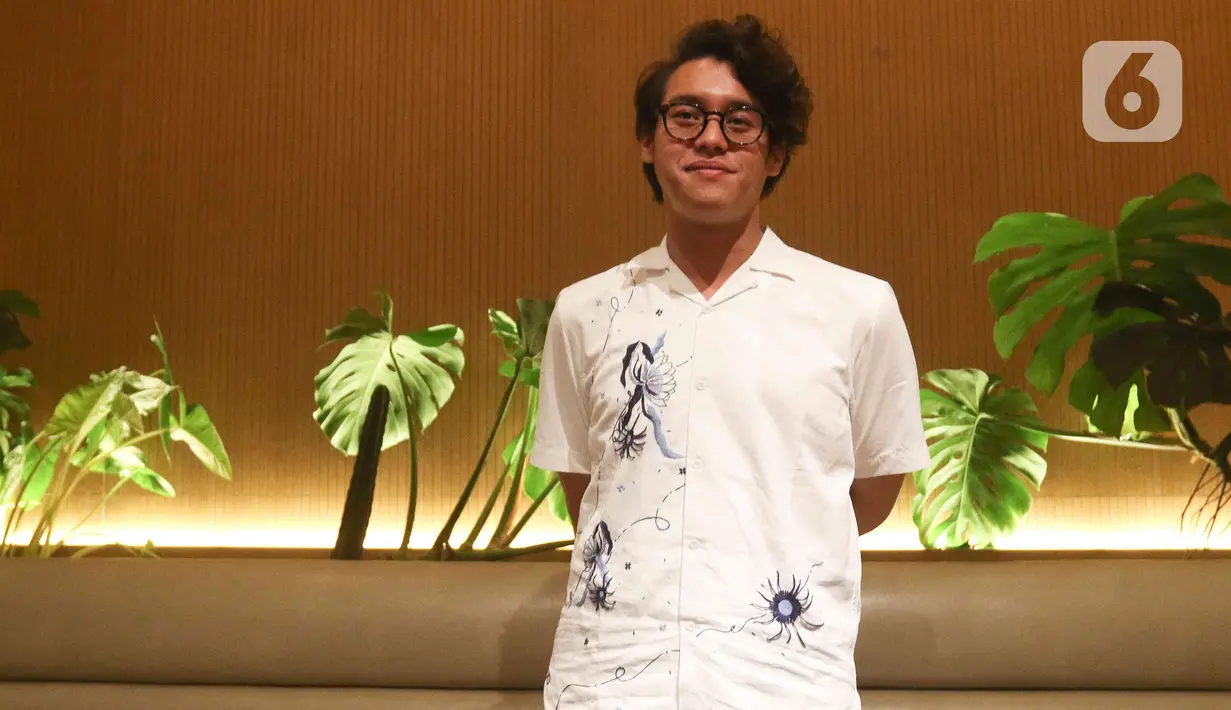 Penyanyi Ardhito Pramono berpose seusai rilis album perdana di kawasan Senopati, Jakarta, Rabu (13/7/2022). Ardhito Pramono tampil keren mengenakan kemaja berwarna putih dan celana hitam saat rilis album full perdana Wijayakusuma. (Liputan6.com/Herman Zakharia)