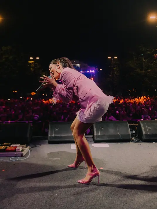 Raisa Andriana yang berdandan bak cewek kue tulen ini ungkap aksi panggungnya seru banget, hujan badai pun tak menjadi penghalang. (Liputan6.com/IG/@raisa6690)