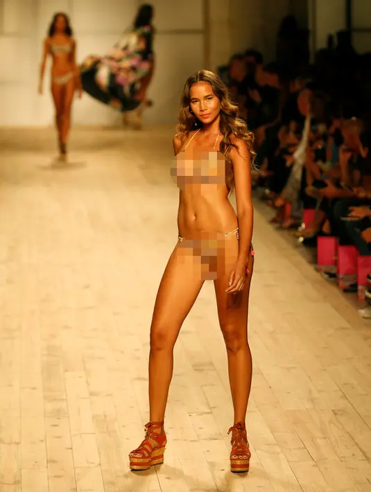 Model mengenakan rancangan Maritima dalam Lisbon Fashion Week, di Portugal, (8/10). Peragaan busana tersebut menampilkan beragam macam busana Summer/Spring 2017. (REUTERS/Rafael Marchante)