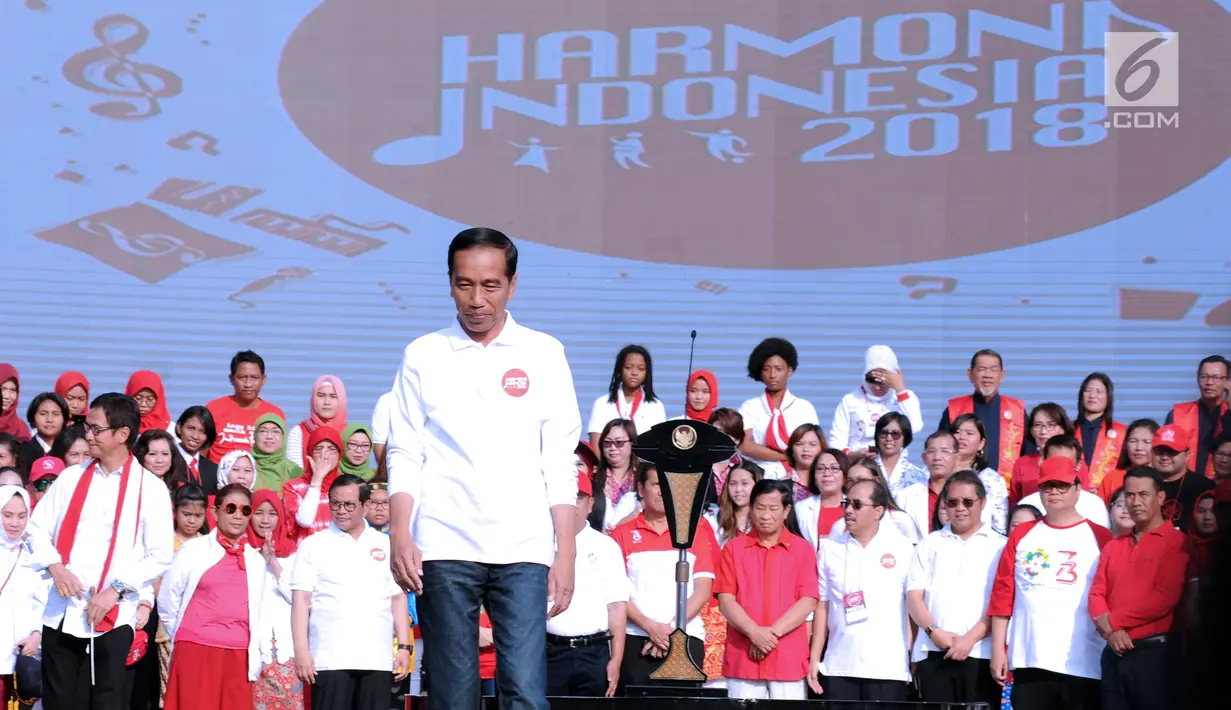 Presiden RI, Joko Widodo (tengah) menyapa peserta Harmoni Indonesia 2018 di Kompleks Gelora Bung Karno, Jakarta, Minggu (5/8). Lima buah lagu termasuk Indonesia Raya dinyanyikan bersama oleh peserta Harmoni Indonesia. (Liputan6.com/Helmi Fithriansyah)
