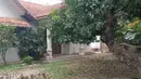 Halaman depan rumah Abiem tampak luas sehingga banyak pohon besar seperti mangga yang ada di depan rumahnya. Halaman rumah juga tampak tak terurus. [Youtube/Rizquna Channel]