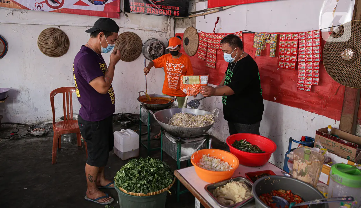 Relawan memasak makanan di dapur umum peduli COVID-19 di kawasan Karet Semanggi, Jakarta, Selasa (13/7/2021). Menurut keterangan relawan, dalam sehari dapur umum tersebut menghasilkan rata-rata 1.000 paket makanan. (Liputan6.com/Faizal Fanani)