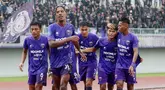 Para pemain Persita Tangerang merayakan keberhasilan Pendekar Cisadane selamat dari degradasi. (Bola.com/M Iqbal Ichsan)