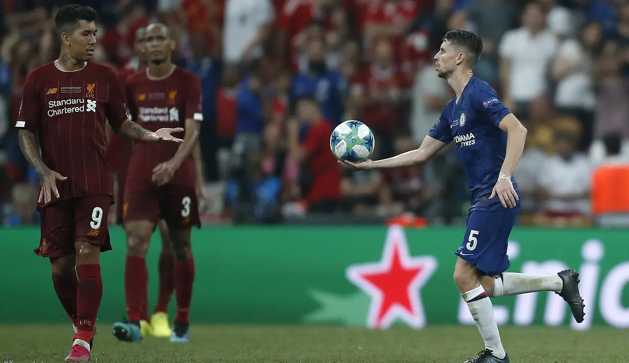 Gelandang Chelsea, Jorginho memberikan bola ke striker Liverpool, Firmino setelah mencetak gol pada pertandingan Piala Super Eropa 2019  di Besiktas Park, di Istanbul (15/8/2019). Liverpool menang adu penalti atas Chelsea 5-4 (2-2). (AP Photo/Emrah Gurel)