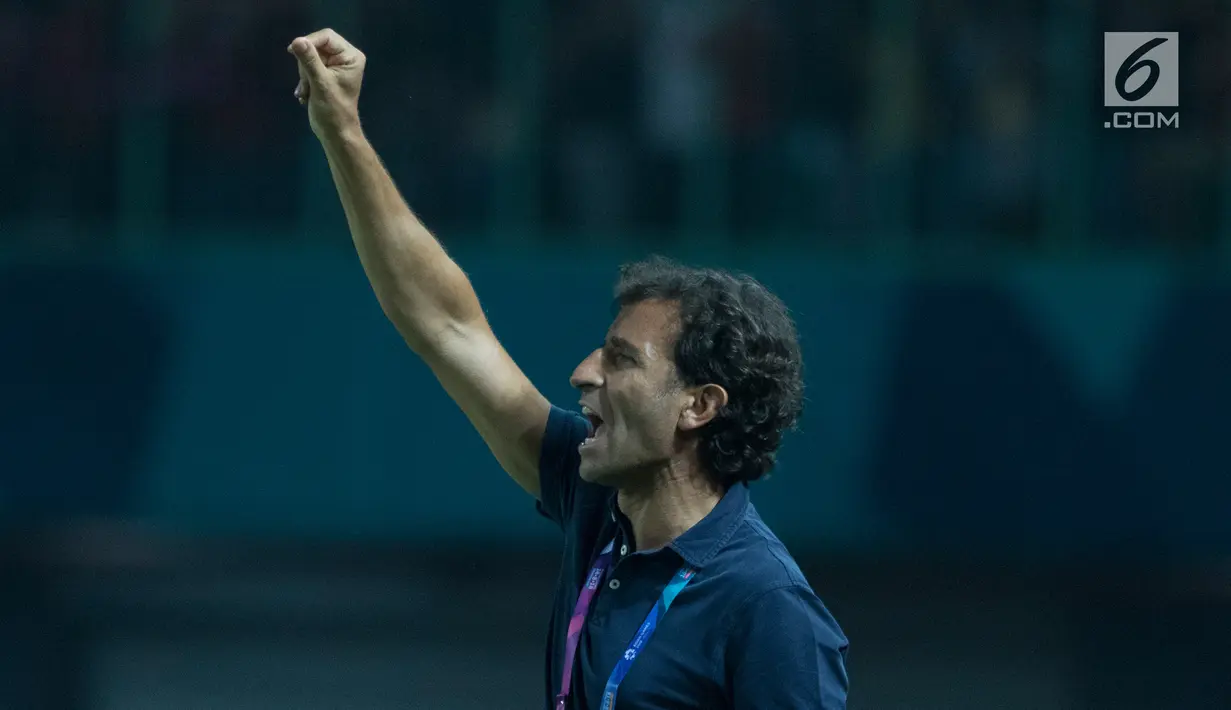 Pelatih Indonesia, Luis Milla merayakan gol yang dicetak anak asuhnya ke gawang Palestina pada laga Asian Games di Stadion Patriot, Jawa Barat, Rabu (15/8). Timnas Indonesia U-23 dipaksa menyerah 1-2 oleh Palestina. (Bola.com/Vitalis Yogi Trisna)