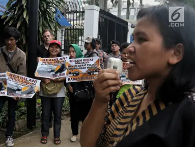 Massa Kabar Bumi dan JBMI berunjuk rasa menuntut keadilan untuk TKI Adelina Sau di depan Kedutaan Besar Malaysia, Jakarta, Senin (29/4/2019). Mereka mengecam pembebasan majikan Adelina Sau yang diduga telah melakukan penyiksaan hingga menyebabkan kematian. (Liputan6.com/JohanTallo)