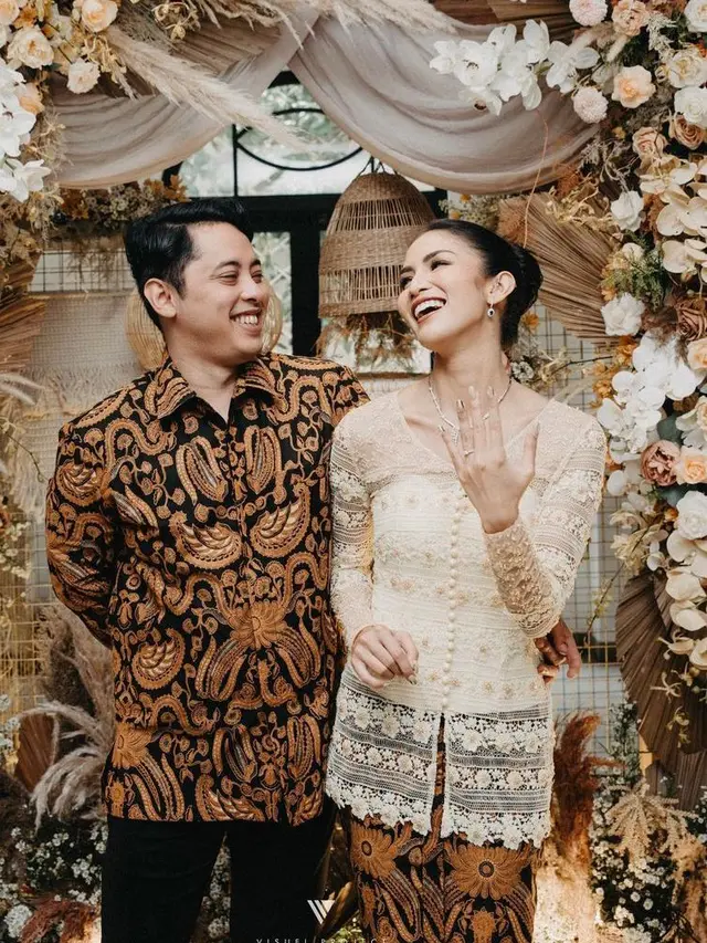 Resmi Tunangan, Aulia Sarah Pemeran Badarawuhi Tampil Menawan Berkebaya