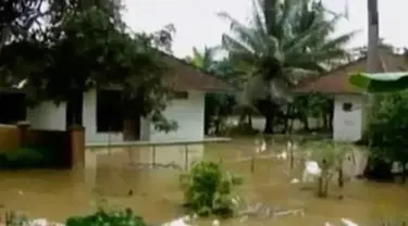 Banjir di Ciamis merendam rumah dan sawah warga, hingga Jalan Raya Porong akibat banjir setinggi 1 meter.