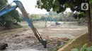 Petugas Sudin Sumber Daya Air (SDA) menggunakan alat berat untuk mengeruk lumpur yang mengendap di Setu Mangga Bolong, Jagakarsa, Jakarta, Rabu (2/9/2020). Pengerukan untuk meningkatkan fungsi setu sebagai tangkapan air, pengendali banjir dan penambahan daya tampung. (Liputan6.com/Immanuel Antonius)