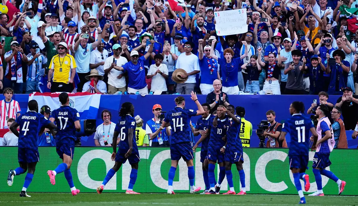 Pemain Prancis Kylian Mbappe merayakan timnya usai melawan Paraguay selama pertandingan sepak bola babak 16 besar Piala Dunia di Philadelphia, Sabtu, (04/07/2026).. (AP Photo/Petr David Josek)