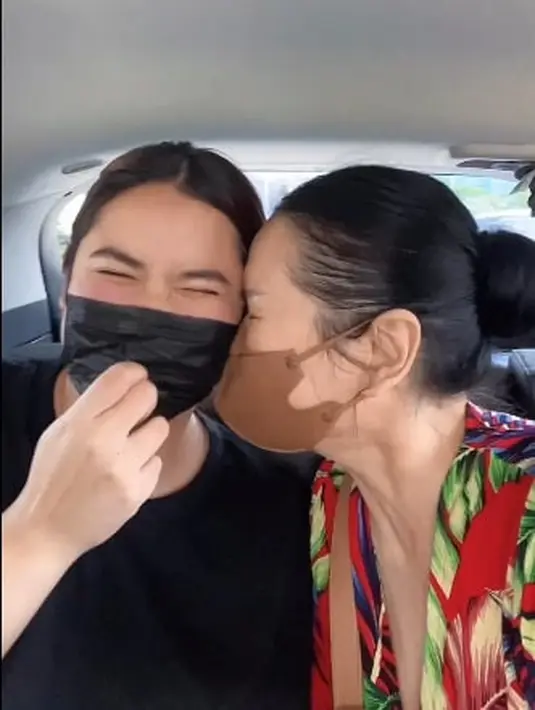 <p>Momen itu pun mengharukan ketika Titi DJ akhirnya bisa bertemu dengan Stephanie. Mata Titi DJ pun tampak bengkak lantaran menangis terharu. [Foto: instagram/ti2dj]</p>