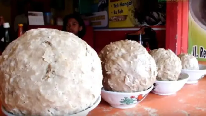 Mencicipi Lezatnya Bakso Raksasa di 4 Kedai Ciamik Ini