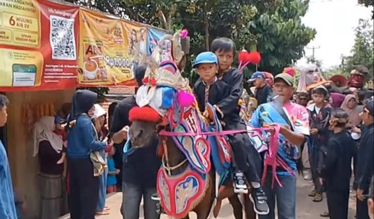 Pawai Kuda Renggong biasanya dilakukan satu hari sebelum prosesi khitan dilaksanakan.