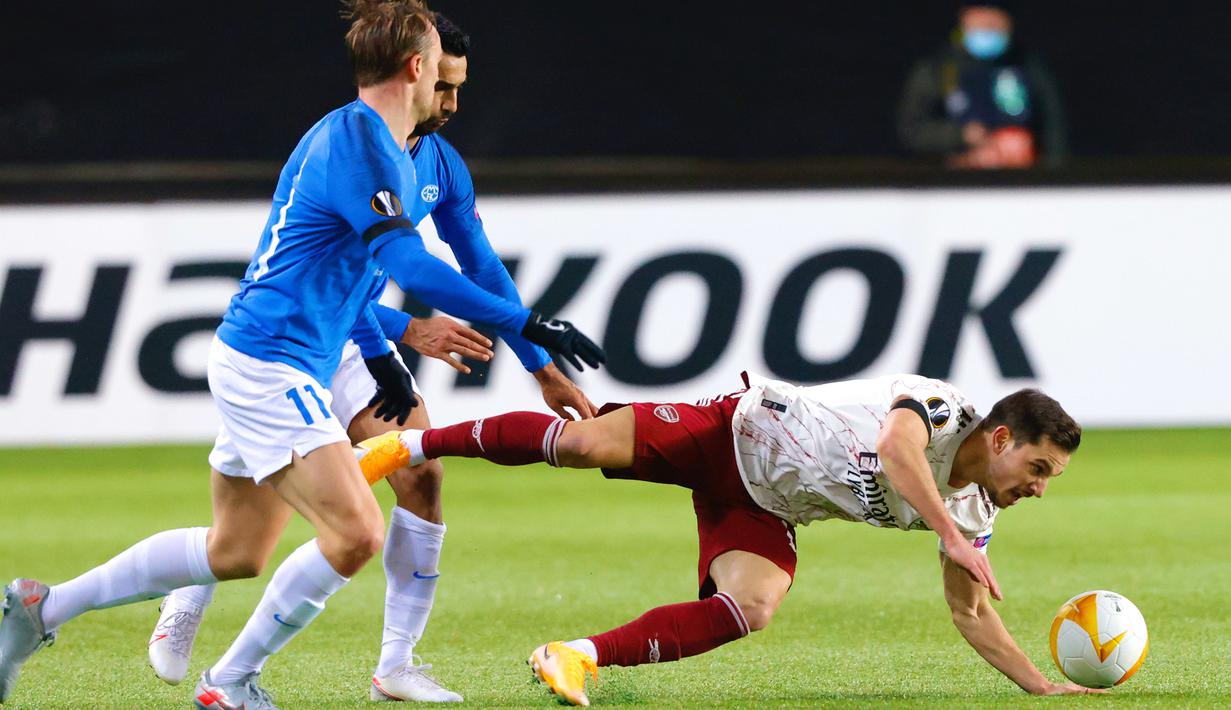 Bek Arsenal, Cedric Soares, berebut bola dengan gelandang Molde, Martin Ellingsen, pada laga lanjutan Liga Europa di Aker Stadion, Jumat (27/11/2020) dini hari WIB. Arsenal menang 3-0 atas Molde. (AFP/Svein Ove Ekornesvag/NTB)