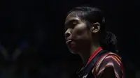 Tunggal putri Indonesia, Gregoria Mariska, berusaha mengembalikan kok saat melawan Pornpawee Chochuwong, pada Blibli Indonesia Open 2019 di Istora Senayan, Jakarta, Selasa (16/7). Gregoria menang 21-10 dan 21-8. (Bola.com/Vitalis Yogi Trisna)