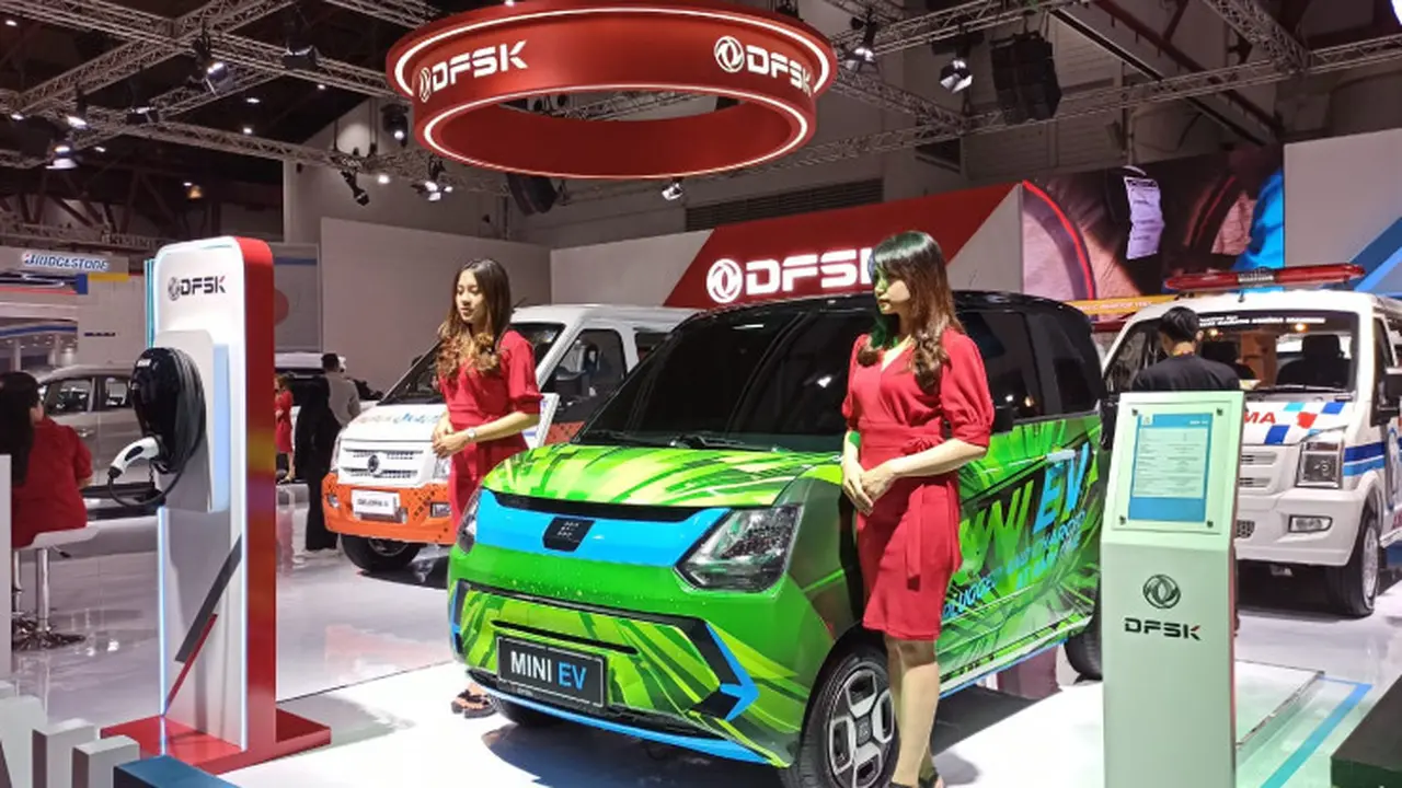 Usher di pameran otomotif ilfeel dengan tipikal pengunjung seperti ini (Fahmi/Liputan6)