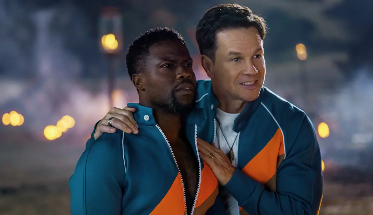 Gambar yang dirilis oleh Netflix ini menunjukkan Kevin Hart (kiri) dan Mark Wahlberg dalam adegan film Me Time. Suatu hari istri Sonny membawa pergi anak-anaknya sehingga dia memiliki waktu luang. (Saeed Adyani/Netflix via AP)