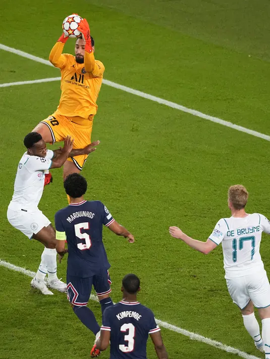 Kiper PSG, Gianluigi Donnarumma menangkap bola saat bertanding melawan Manchester City pada pertandingan grup A Liga Champions di Parc des Princes di Paris, Rabu (29/9/2021). Dengan hasil ini, PSG berada di posisi pertama klasemen dengan 4 poin. (AP Photo/Michel Euler)