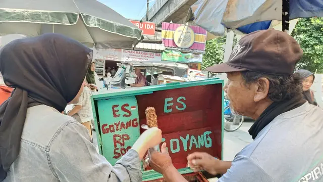 Awal Mula Perjalanan Pak Asum Menjual Es Goyang