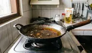 Trik Menjernihkan Minyak Goreng Bekas Pakai Larutan Tepung Kanji, Kotoran dan Bau Langsung Terangkat