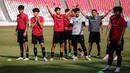 <p>Welber Jardim (ketiga kiri) dan sejumlah pemain Timnas Indonesia U-17 melakukan selebrasi saat latihan persiapan menjelang Piala Dunia U-17 2023 di Stadion Utama Gelora Bung Karno (SUGBK), Senayan, Jakarta, Senin (30/10/2023). (Bola.com/Bagaskara Lazuardi)</p>