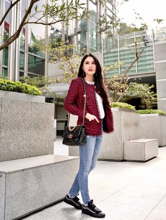 "Kebetulan anaknya suka juga sama kamera. Karena mungkin sejak dalem perut diajak syuting terus ya, aku kan 9 bulan syuting, jadi anakku seneng nih sama kamera, apalagi yang gede," paparnya.  (Instagram/sandradewi88)