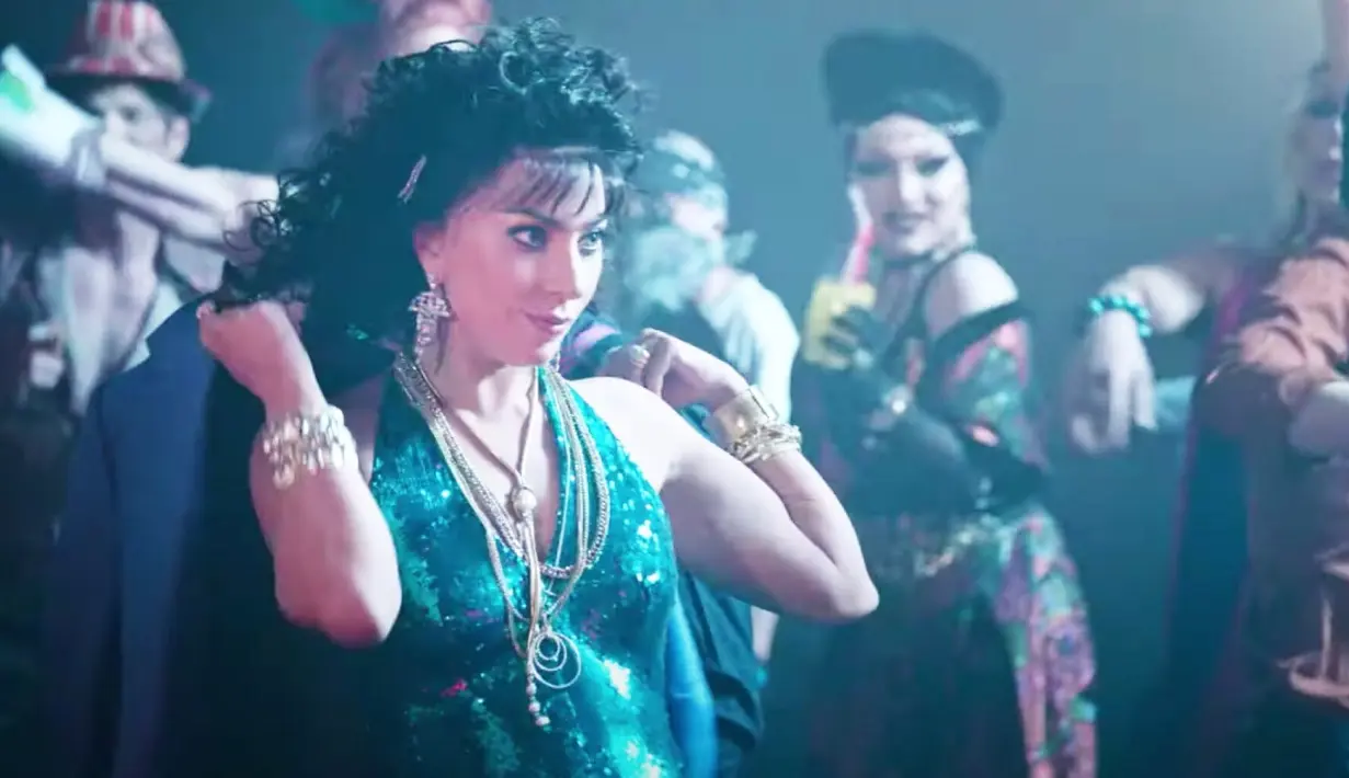 Gaya hidup mewah Patrizia dan Maurizio benar-benar tergambarkan dengan baik. Kegemarannya berpesta, lengkap dengan perhiasan dan dress va va voom, bernuansa hijau emerald.