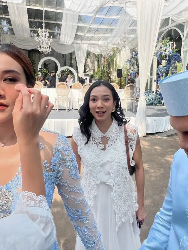 Memotret Aaliyah yang Sedang Retouch Makeup