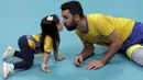 Tak hanya itu kemudian selebrasi berlanjut dengan lucunya sang putri berusaha mencium ayahnya pevoli Brasil, William. (Reuters/Ricardo Moraes)