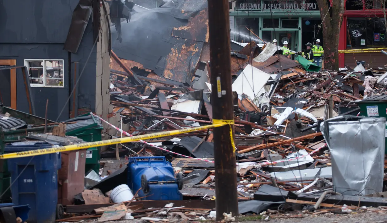 Sebuah ledakan gas alam mengguncang Seattle, Washington, Rabu (9/3). Petugas masih menyelidiki penyebab ledakan yang membuat sembilan orang pemadam kebakaran mengalami luka-luka dan dilarikan ke rumah sakit. (Matt Mills McKnight/Getty Images/AFP)