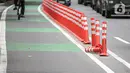 Sejumlah stick cone pembatas jalur sepeda rusak di kawasan Salemba Raya, Jakarta, Jumat (18/11/2022). Stick cone yang terpasang sejak September lalu tersebut terlihat sudah rusak dan tidak terpasang dengan benar, Pemerintah Provinsi DKI menghapus anggaran Rp 38 miliar untuk pembangunan sekitar 500 kilometer jalur sepeda dari rancangan anggaran pendapatan dan belanja daerah (RAPBD) DKI tahun 2023. (Liputan6.com/Faizal Fanani)