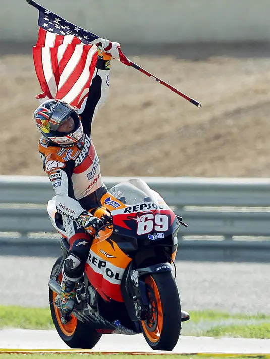 Valentino Rossi gagal meraih gelar keenamnya secara beruntun karena juara dunia berhasil direbut Nicky Hayden. (EPA/Kai Foersterling)
