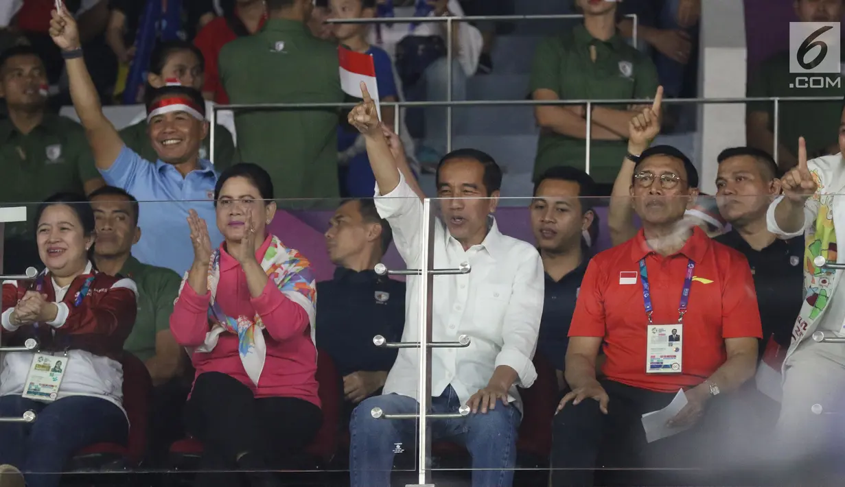 Presiden Jokowi (tengah), Ibu Iriana, Wiranto, Imam Nahrawi dan Puan Maharani saat menyaksikan Final Bulutangkis Beregu Putra Asian Games 2018 antara Indonesia melawan China di Jakarta, Rabu (22/8). (Liputan6.com/Helmi Fithriansyah)
