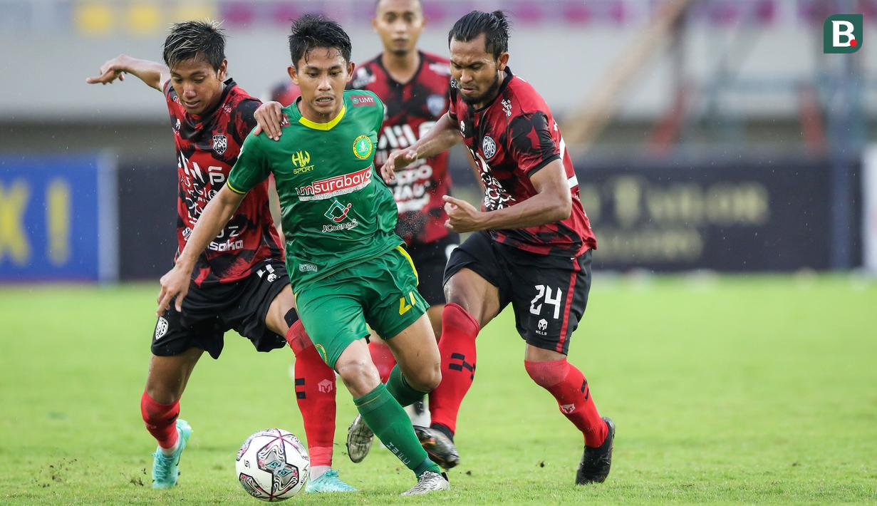 Pemain Hizbul Wathan FC, Zulfikar Akhmad (tengah) berusaha melewati dua pemain PSG Pati dalam laga matchday ke-10 Grup C Liga 2 2021/2022 di Stadion Manahan, Solo, Selasa (30/11/2021). (Bola.com/Bagaskara Lazuardi)