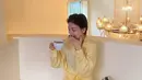 Di sini, Kim Hieora tampil elegan mengenakan dress kuning. Rambutnya yang bondol memiliki warna hitam dan ditata wet look, sempurna memancarkan pesona seorang idol. [Foto: Instagram/hereare0318]
