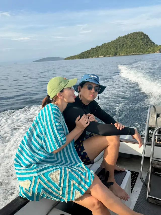 Luna Maya dan Maxime Bouttier Pamer Gaya Resort Wear Kompak Saat Liburan di Raja Ampat