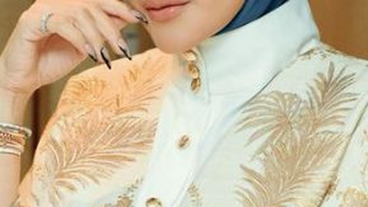 Artis cantik yang memiliki proporsi tubuh proporsional, Olla Ramlan mengambil keputusan besar di tahun 2021. Imejnya yang lekat dengan kesan seksi seketika berubah tertutup seiring dengan mantapnya niat untuk berhijrah.