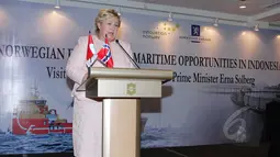 Perdana Menteri Norwegia Erna Solberg memberikan kata sambutan usai penandatangan kerjasama dengan pemerintah Indonesia di bidang kelautan dan perikanan di Jakarta, Selasa (14/4/2015). (Liputan6.com/Helmi Afandi)